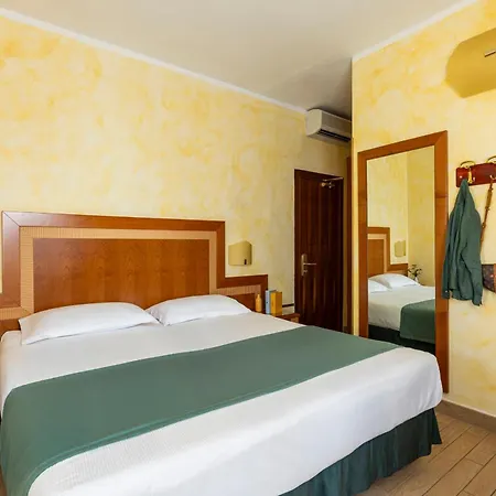 Otel & Venezia 2000 3*